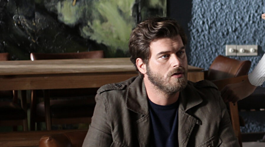 Kivanç Tatlitug (Cesur Alemdaroglu Karahasanoglu) in una scena di