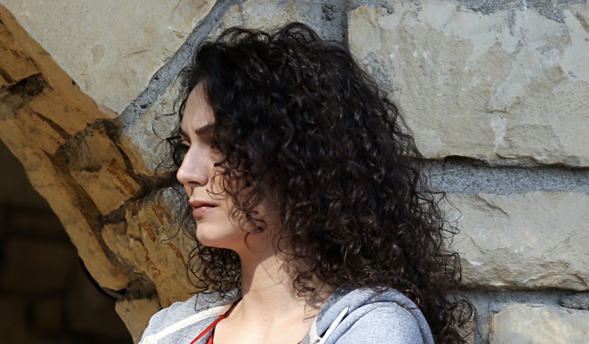 Zeynep Kiziltan (Hülya) in una scena di 