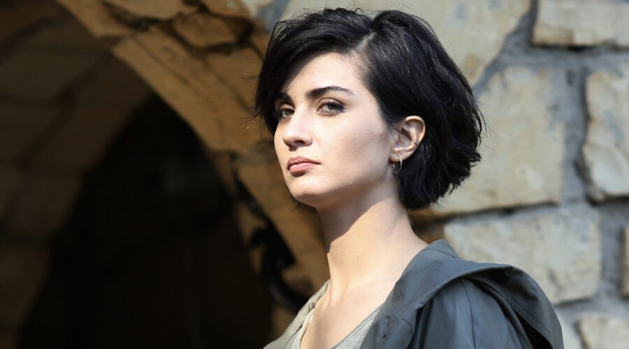 Tuba Büyüküstün (Sühan Korludag) in una scena di 