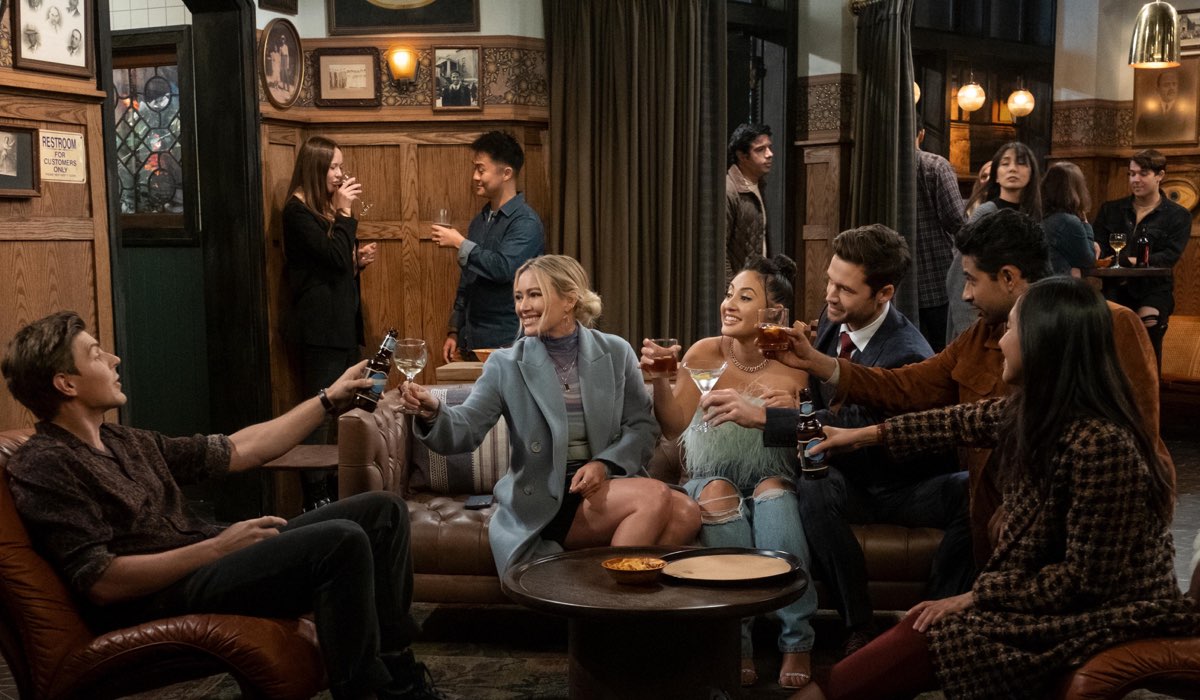 Da Sinistra: Christopher Lowell (Jesse), Hilary Duff (Sophie), Francia Raisa (Valentina), Tom Ainsley (Charlie), Suraj Sharma (Sid) E Tien Tran (Ellen) In Una Scena Di