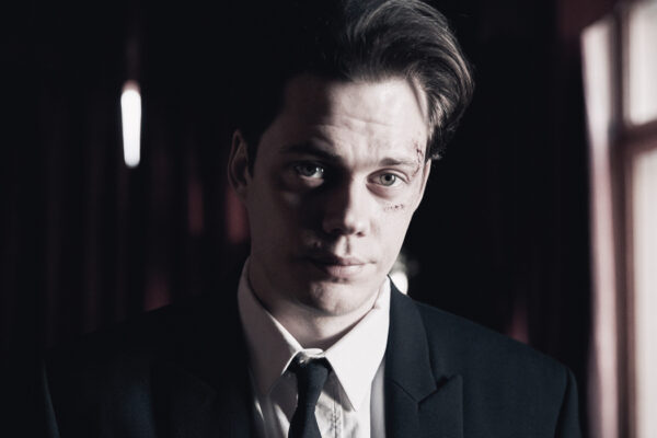 Clark Olofsson (Bill Skarsgård) In Una Scena Di 