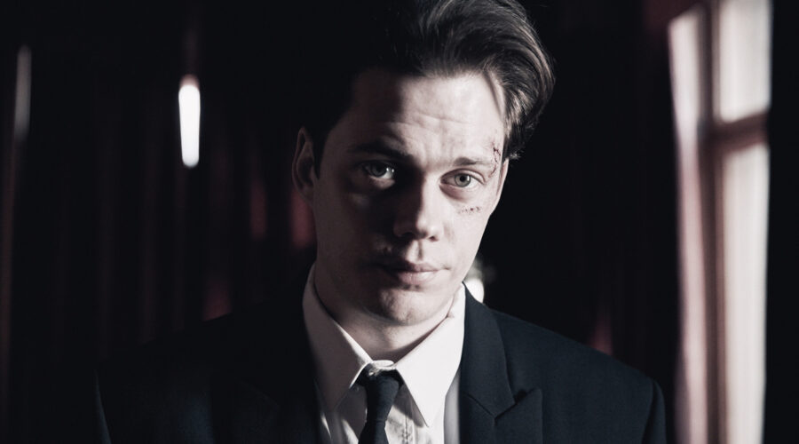 Clark Olofsson (Bill Skarsgård) In Una Scena Di