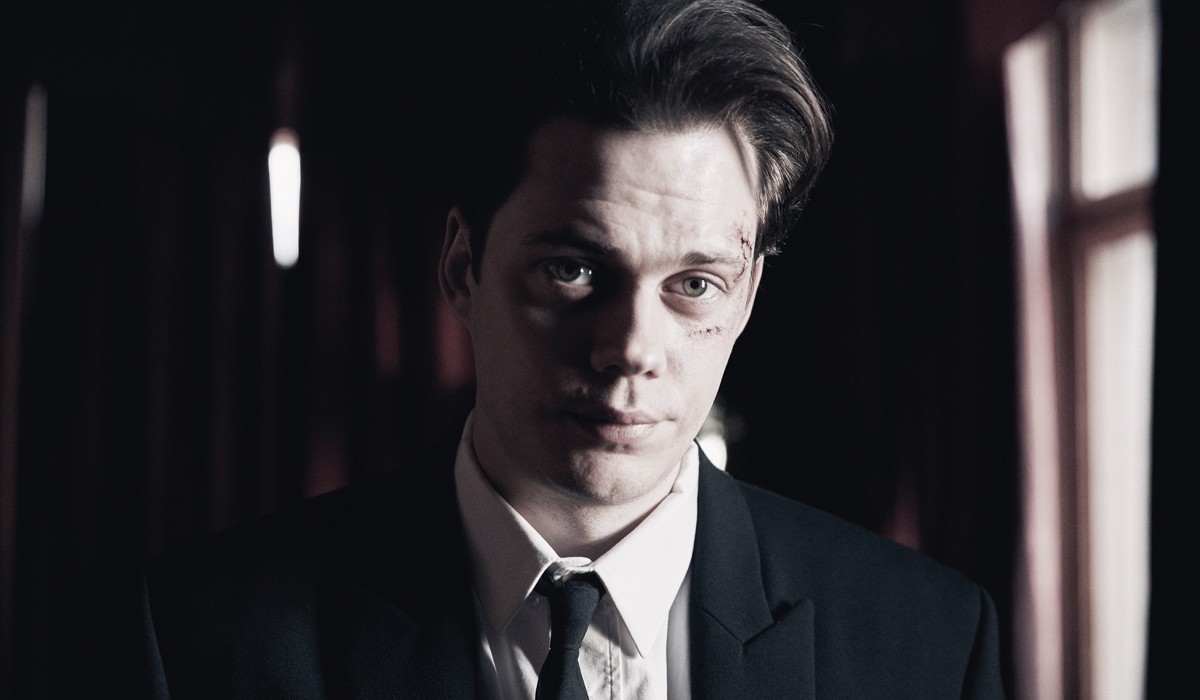 Clark Olofsson (Bill Skarsgård) In Una Scena Di 