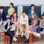Il cast di “Di4ri” insieme alla popstar Tancredi (in alto a sinistra). Credits: Netflix.