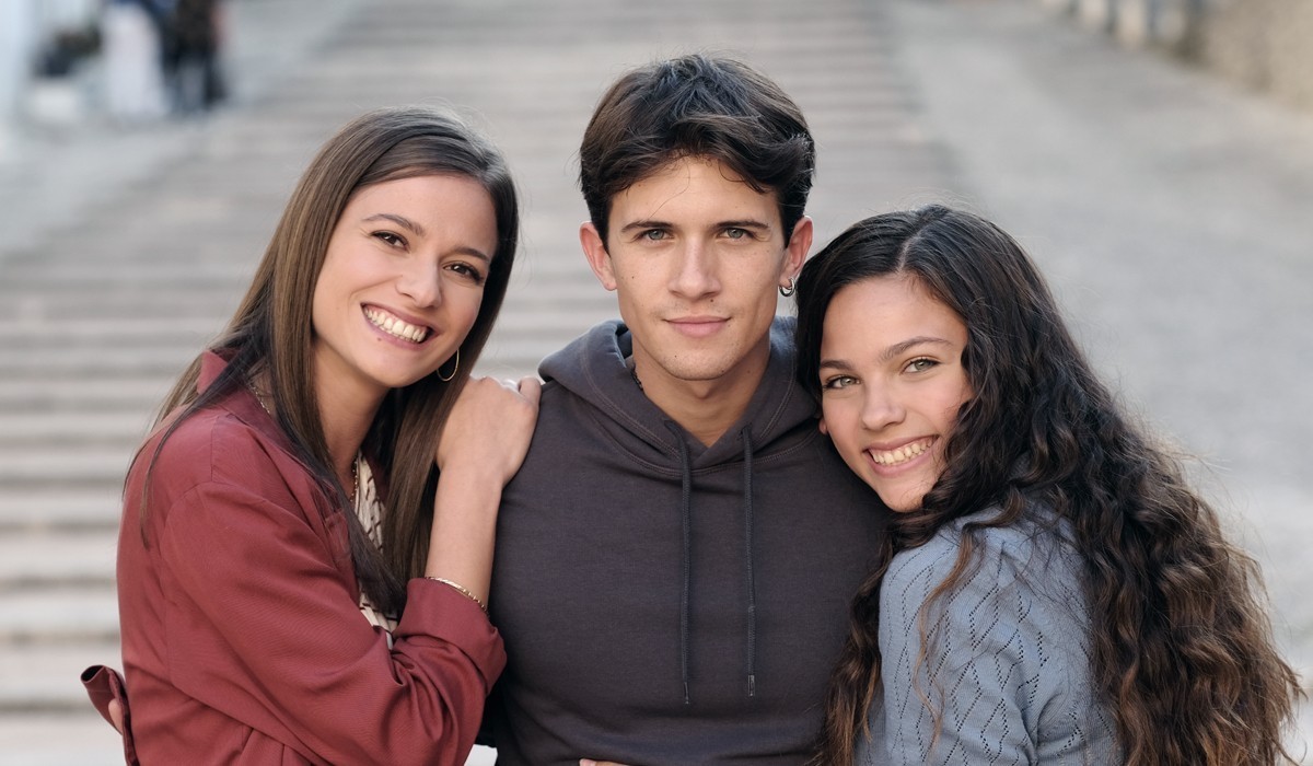 Da sinistra: Emma Valenti (Valentina), Mattia Teruzzi (Federico) e Giorgia Agata (Greta) in un posato per 