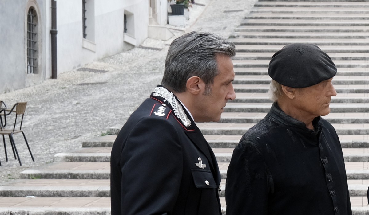 Da sinistra: Flavio Insinna (Flavio Anceschi) e Terence Hill (Don Matteo) in una scena di “Don Matteo 13”. Credits: Rai