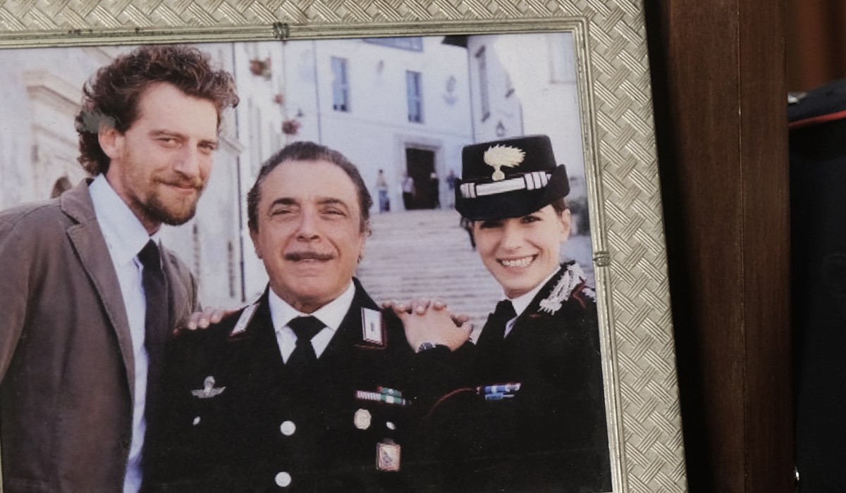 Da sinistra: Maurizio Lastrico (Marco Nardi), Nino Frassica (Maresciallo Cecchini) e Maria Chiara Giannetta (Anna Olivieri) in una foto in una scena di “Don Matteo 13”. Credits: Rai