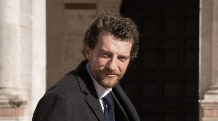 Maurizio Lastrico (Marco Nardi) in un posato per