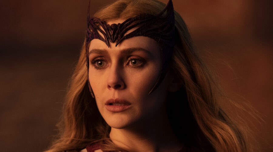 Elisabeth Olsen (primissimo piano) in