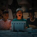 Da sinistra: Erica Sinclair (Priah Ferguson), Dustin (Gaten Matarazzo) e Lucas (Caleb McLaughlin) in una scena di “Stranger Things 4”. Credits: Courtesy of Netflix.
