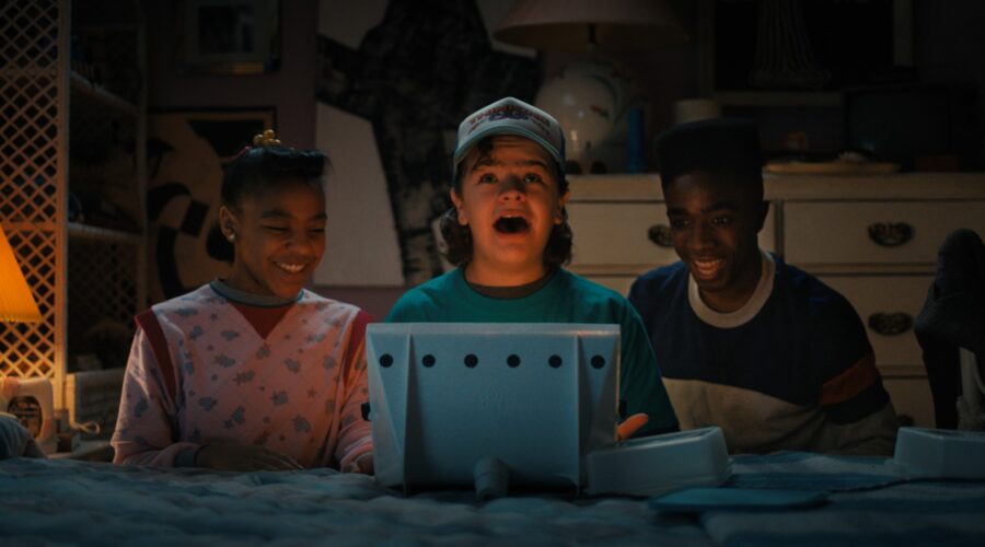 Da sinistra: Erica Sinclair (Priah Ferguson), Dustin (Gaten Matarazzo) e Lucas (Caleb McLaughlin) in una scena di “Stranger Things 4”. Credits: Courtesy of Netflix.