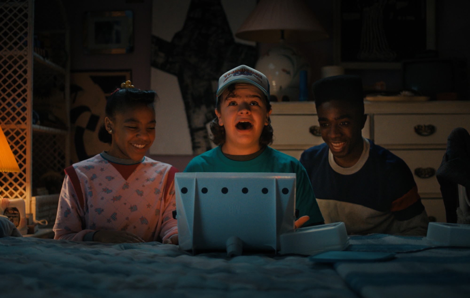 Da sinistra: Erica Sinclair (Priah Ferguson), Dustin (Gaten Matarazzo) e Lucas (Caleb McLaughlin) in una scena di “Stranger Things 4”. Credits: Courtesy of Netflix.