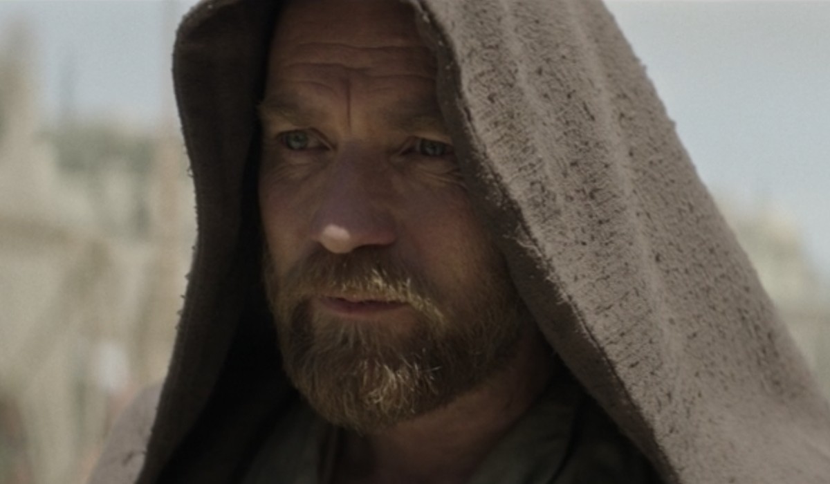 Ewan Mcgregor (Obi Wan Kenobi) con cappuccio nel primo episodio di 