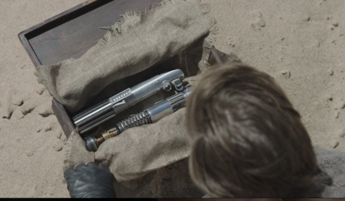 Ewan Mcgregor (Obi Wan Kenobi) con la spada laser nel primo episodio di 