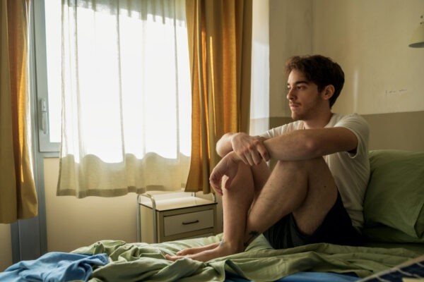 Federico Cesari nel ruolo del protagonista Daniele in una scena di “Tutto Chiede Salvezza”. Credits: Netflix.