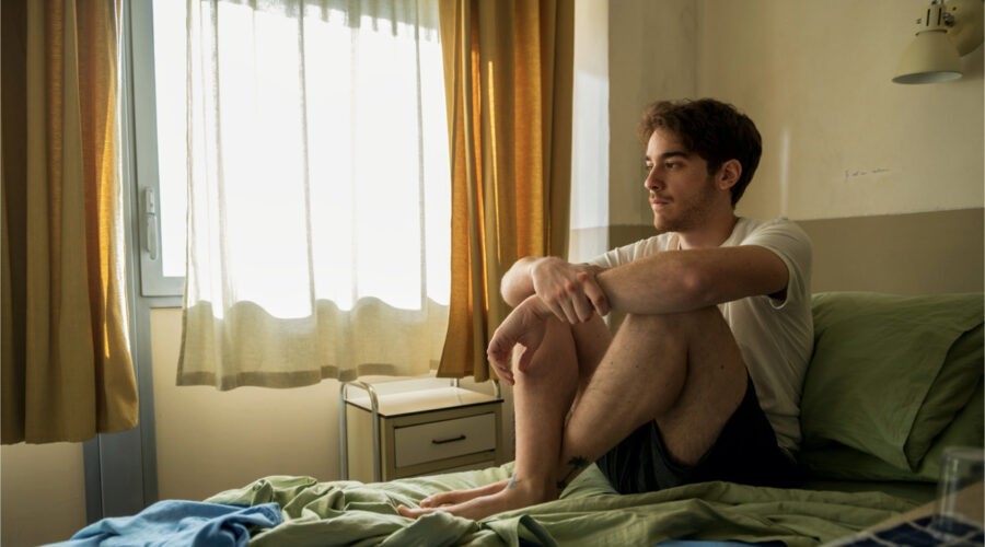 Federico Cesari nel ruolo del protagonista Daniele in una scena di “Tutto Chiede Salvezza”. Credits: Netflix.