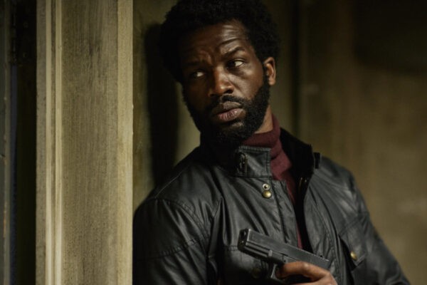 Sope Dirisu (Elliot Finch) in una scena della stagione 2 di “Gangs of London”. Credits: Sky Italia.