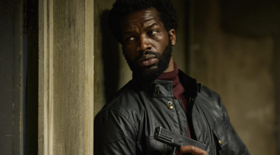 Sope Dirisu (Elliot Finch) in una scena della stagione 2 di “Gangs of London”. Credits: Sky Italia.