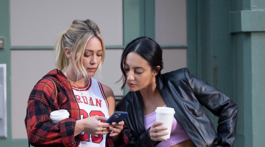 Hilary Duff (Sophie), Francia Raisa (Valentina) In Una Scena Di 