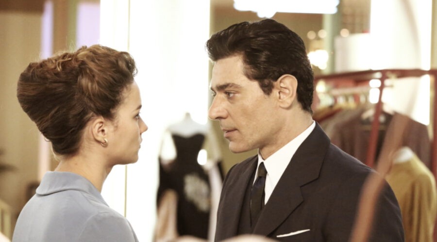 Da sinistra: Giusy Buscemi (Teresa Iorio) e Giuseppe Zeno (Pietro Mori) in una scena delle prime due stagioni de “Il Paradiso Delle Signore”. Credits: Rai.