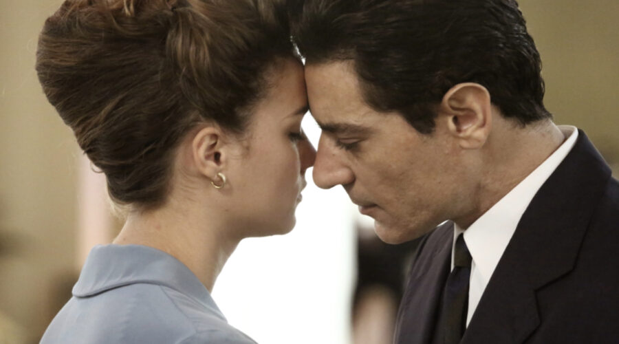 Da sinistra: Giusy Buscemi (Teresa Iorio) e Giuseppe Zeno (Pietro Mori) in una scena delle prime due stagioni de “Il Paradiso Delle Signore”. Credits: Rai.