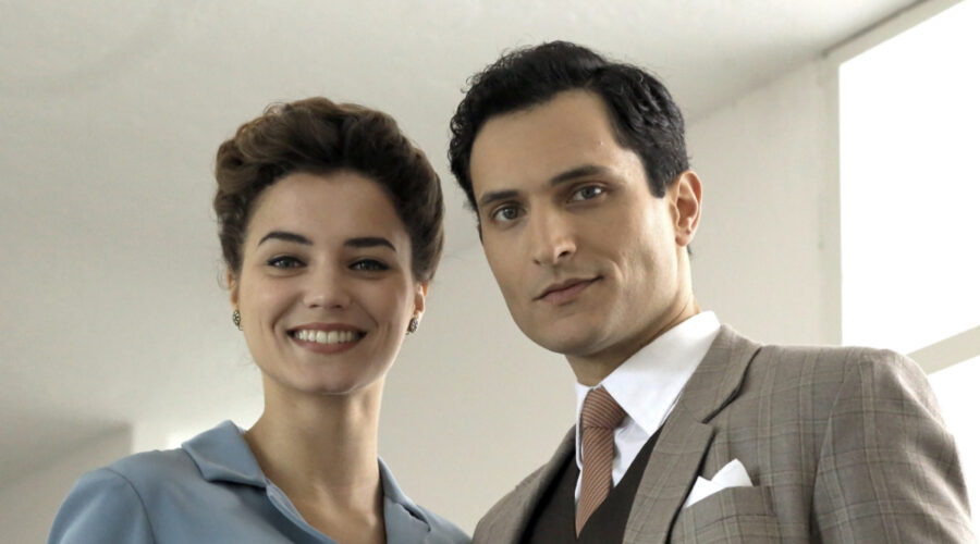 Da sinistra: Giusy Buscemi (Teresa Iorio) e Alessandro Tersigni (Vittorio Conti) in un posato per le prime due stagioni de ”Il Paradiso delle Signore”. Credits: Rai.
