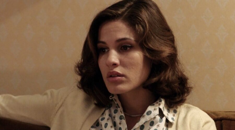 Giulia Vecchio (Anna Imbriani) in una scena della puntata 1 de