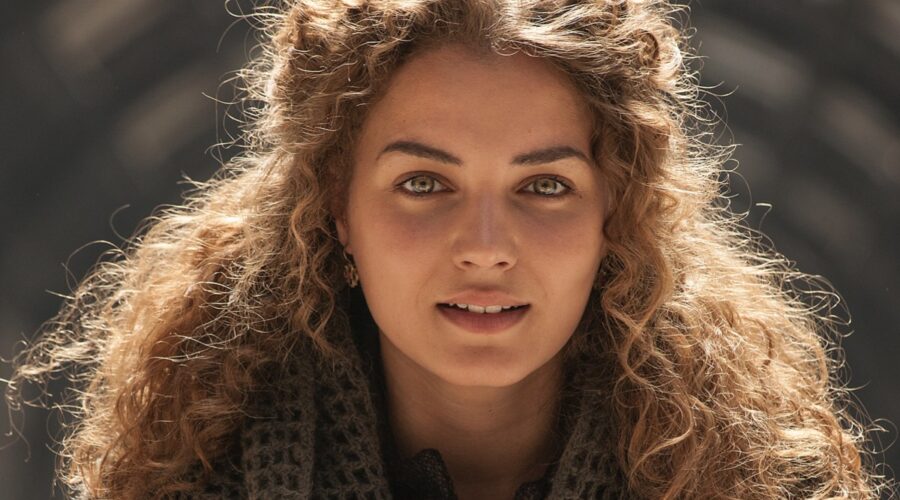 Giusy Buscemi (Teresa Iorio) in un posato per le prime due stagioni de