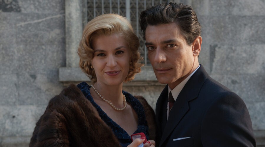 Da sinistra: Alice Torriani (Andreina Mandelli) e Giuseppe Zeno (Pietro Mori) in un posato per le prime due stagioni de “Il Paradiso Delle Signore”. Credits: Rai.