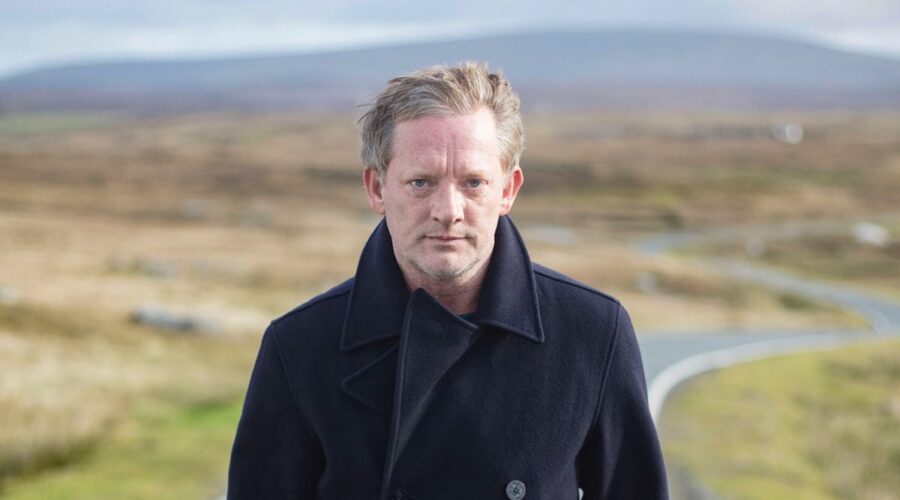 Ispettore Jimmy Perez (Douglas Henshall) in una scena di “Shetland” Credits: Giallo.