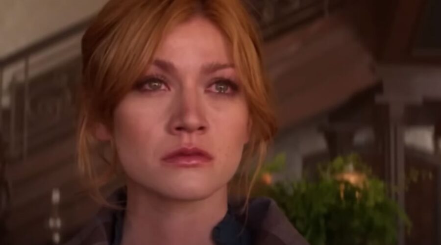 Katherine McNamara in una scena del trailer di