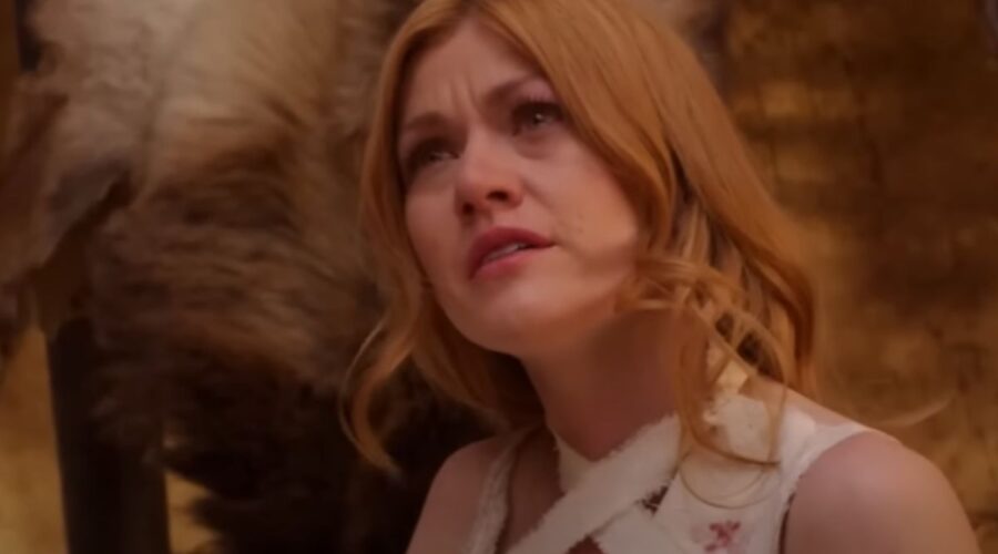 Katherine McNamara in una scena del trailer di
