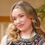 Katrina Bowden Interpreta Flo In Una Scena Di 