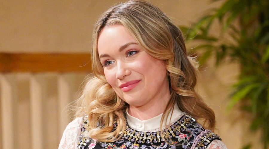 Katrina Bowden Interpreta Flo In Una Scena Di 