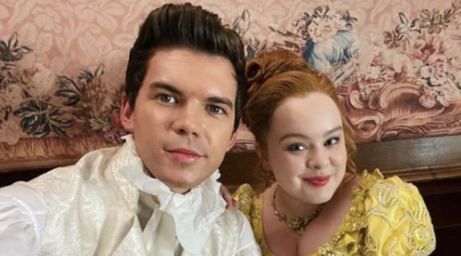 Da sinistra: Luke Newton e Nicola Coughlan nel backstage di “Bridgerton 2”. Credits: @lukenewtonuk/Instagram.
