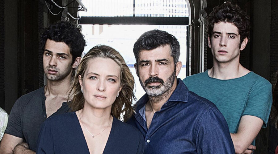 Da sinistra: Massimiliano Caiazzo (Carmine Di Salvo), Carolina Crescentini (Paola Vinci), Carmine Recano (Massimo Esposito) e Nicolas Maupas (Filippo Ferrari) in un posato per 