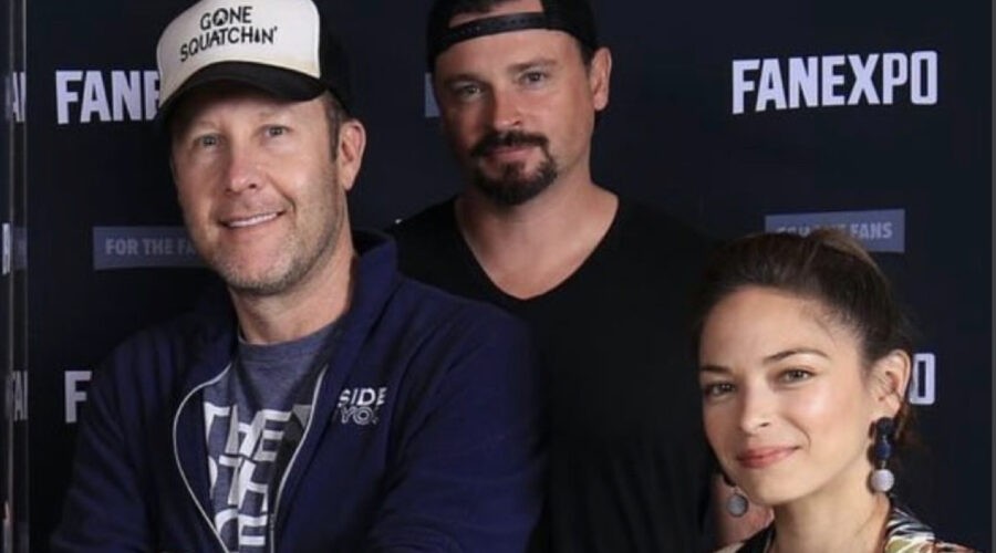 I protagonisti di “Smallville”. Da sinistra: Michael Rosenbaum, Tom Welling e Kristin Kreuk alla FanExpo 2022 di St. Louis. Credits: Courtesy of Con/Instagram.