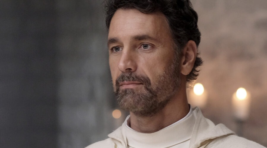 Raoul Bova (Don Massimo) in una scena di “Don Matteo 13”. Credits: Rai