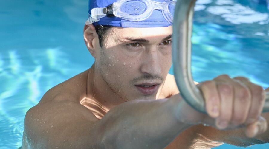 Giancarlo Commare (Manuel Bortuzzo) in una scena di “Rinascere”. Credits: Rai