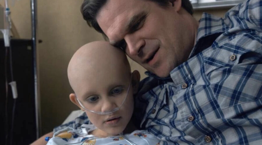 Sarah Hopper, la figlia di Jim, insieme al suo papà in una scena di “Stranger Things 2”. Credits: Netflix.