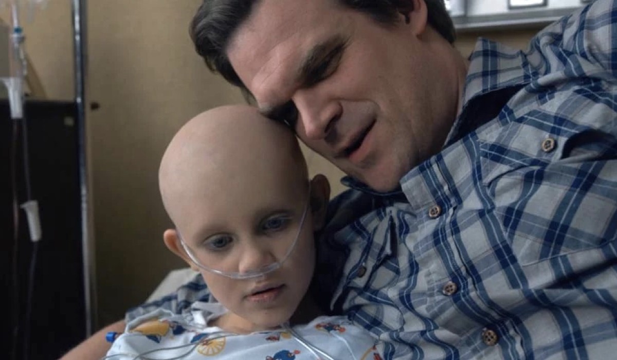 Sarah Hopper, la figlia di Jim, insieme al suo papà in una scena di “Stranger Things 2”. Credits: Netflix.