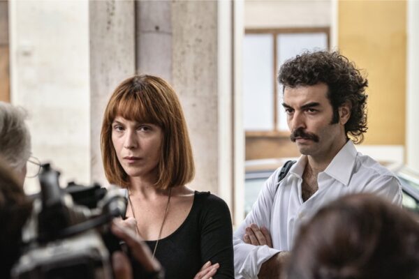 Da sinistra: Isabella Ragonese (Letizia Battaglia) e Federico Brugnone (Franco Zecchin) in una scena di 