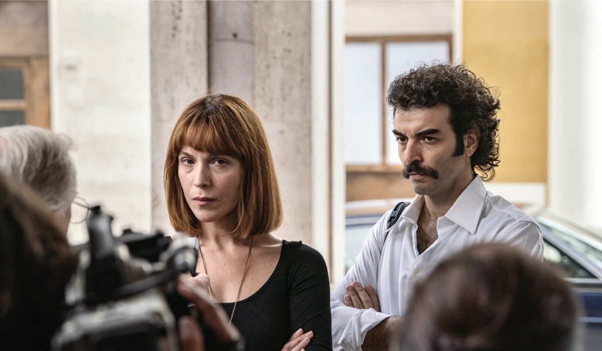 Da sinistra: Isabella Ragonese (Letizia Battaglia) e Federico Brugnone (Franco Zecchin) in una scena di