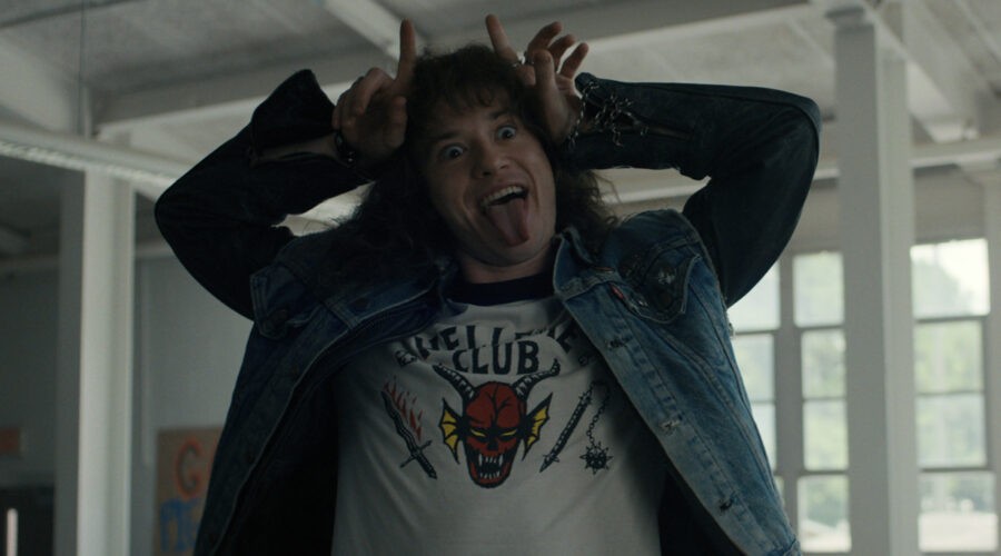 Joseph Quinn interpreta Eddie Munson in “Stranger Things 4”. Credits: Netflix.