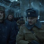 Da sinistra: Hopper (David Harbour) e Dmitri (Tom Wlaschiha) in una scena di “Stranger Things 4”. Credits: Courtesy of Netflix.