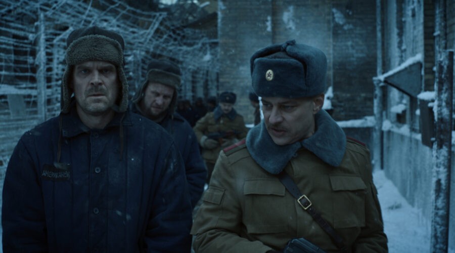 Da sinistra: Hopper (David Harbour) e Dmitri (Tom Wlaschiha) in una scena di “Stranger Things 4”. Credits: Courtesy of Netflix.