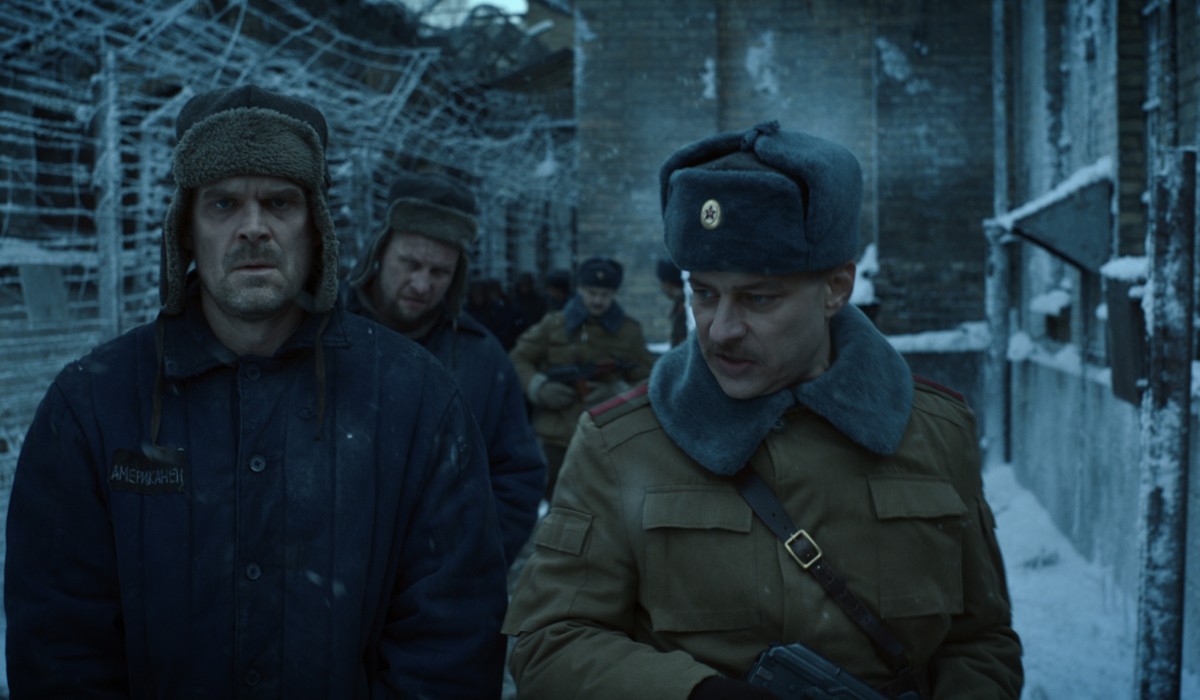 Da sinistra: Hopper (David Harbour) e Dmitri (Tom Wlaschiha) in una scena della serie. Credits: Courtesy of Netflix.