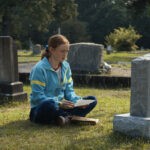 Max (Sadie Sink) di fronte alla tomba di Billy in una scena di “Stranger Things 4”. Credits: Courtesy of Netflix.