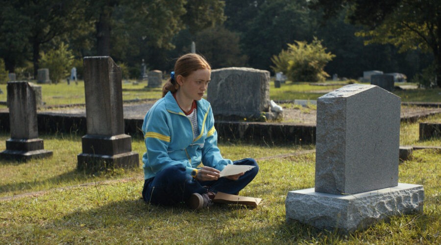 Max (Sadie Sink) di fronte alla tomba di Billy in una scena di “Stranger Things 4”. Credits: Courtesy of Netflix.