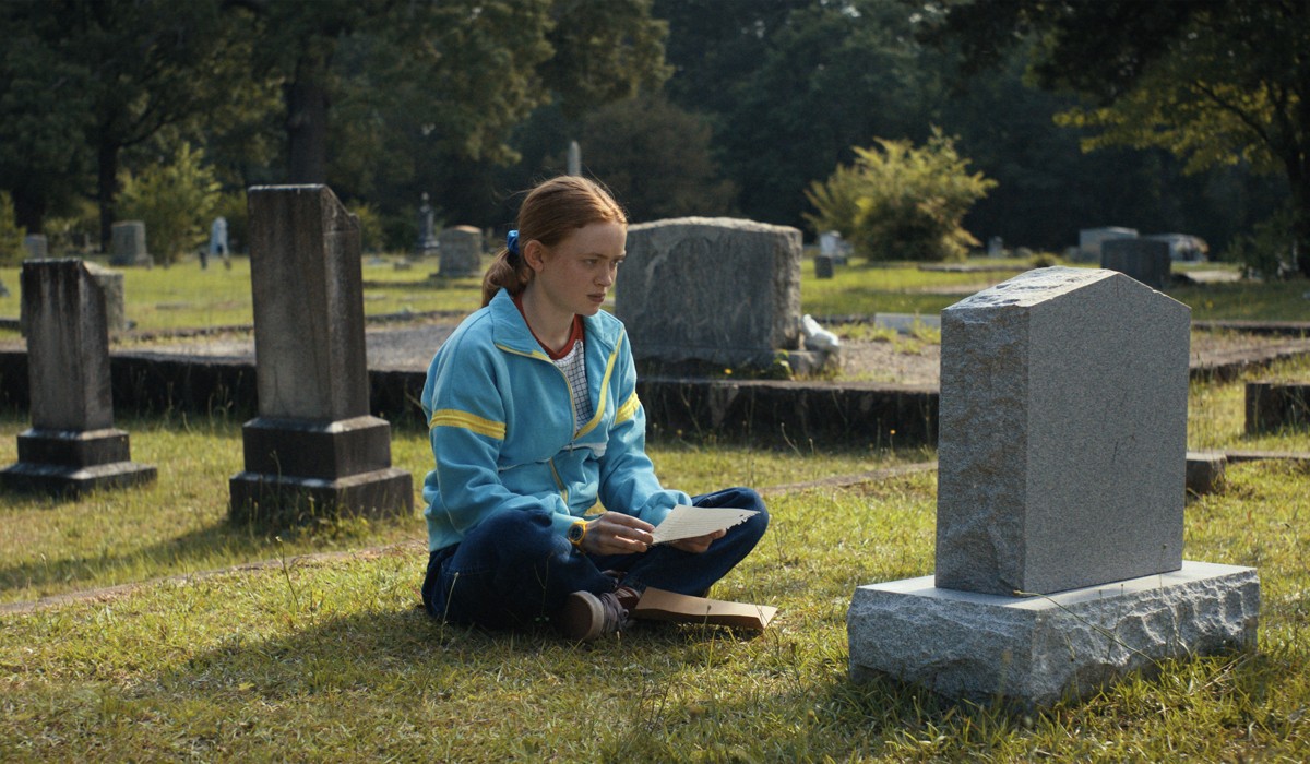 Max (Sadie Sink) di fronte alla tomba di Billy in una scena di “Stranger Things 4”. Credits: Courtesy of Netflix.